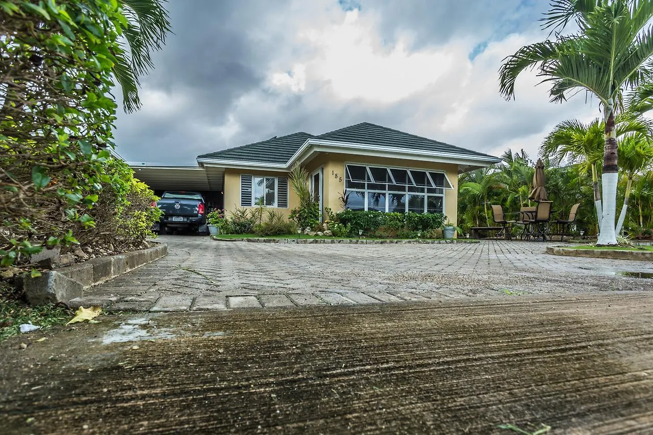 Villa Ocho Rios Under The Palms